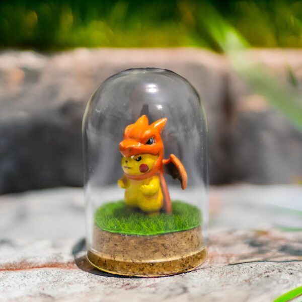 ¡Añade un toque de magia Pokémon a tu colección con esta encantadora figurita de Pikachu disfrazado de Charmander! - Imagen 2