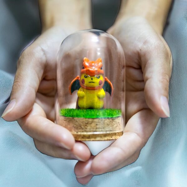 ¡Añade un toque de magia Pokémon a tu colección con esta encantadora figurita de Pikachu disfrazado de Charmander! - Imagen 3